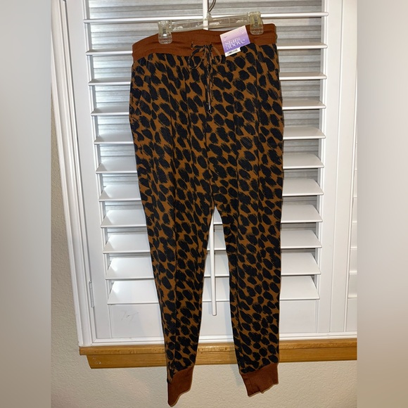 Stars Above Leopard Print Lounge Set - Picture 5 of 8